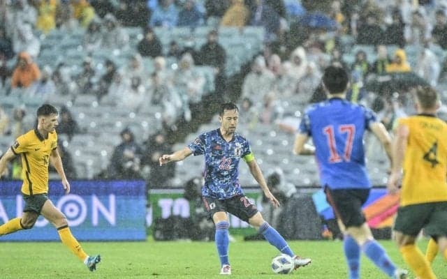オーストラリア戦後に日本代表キャプテン・吉田麻也がサポーター席で男気行動！「試合で着たユニフォーム」を渡した「元日本代表選手」
