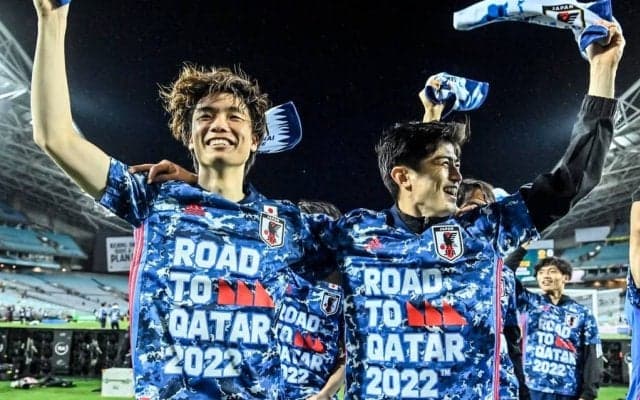 日本代表・板倉滉に向けてシャルケの選手が「W杯出場を祝福」!心温まる光景に「愛されてるなあ」「いいね20回くらい押したい」300件以上のコメント!
