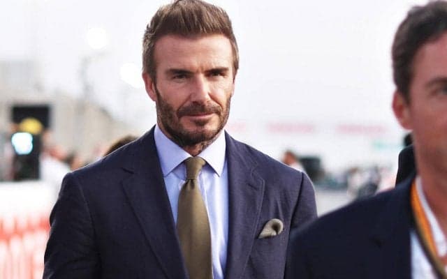 「衰えぬカッコよさ！」46歳ベッカムがスーツ姿でFKを蹴り込む「現役時代さながらの美しいフォーム」