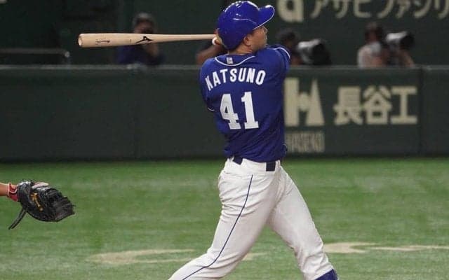 中日先発・勝野がスタンド中段に逆転2ラン！　投手の特大プロ1号に敵地どよめく