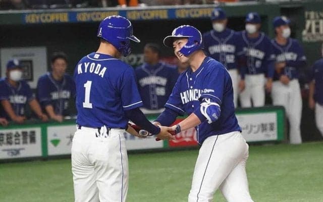 中日右腕が「野手陣より飛ばしてる」　特大プロ1号は「スイングが投手じゃない」