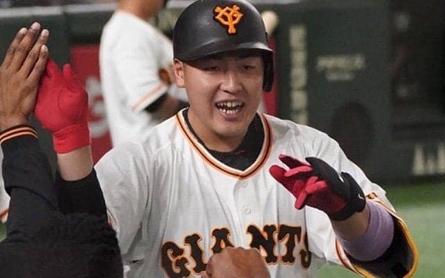 巨人・岡本和の1号は天井スレスレの特大弾　滞空時間約9秒の一撃が「高すぎる!!」