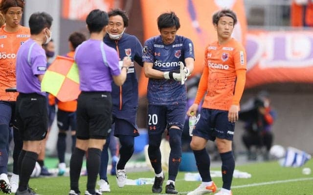 【J2アディショナルタイムの「天国と地獄」】大宮に「想定外アクシデント」発生！「本職CB」GKが30分間耐え忍んだ後の「劇的結末」(2)