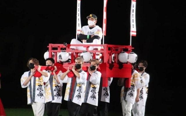 「BIGFACEの圧勝」選手もファンも大爆笑　鷹・藤本監督の“神輿”入場の舞台裏公開
