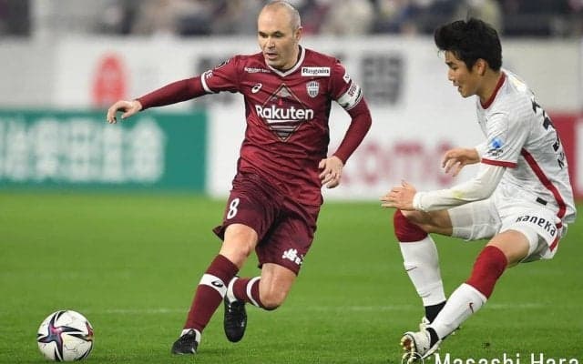 神戸・イニエスタ「歩いてるだけじゃん、なんかあった?」あまりにも自然すぎる「リフティング歩行」が話題に!