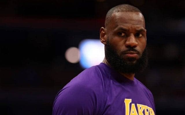 ペリカンズとの重要な一戦を落とし、左足首を痛めたレブロン「俺は欠場するのが嫌だ」