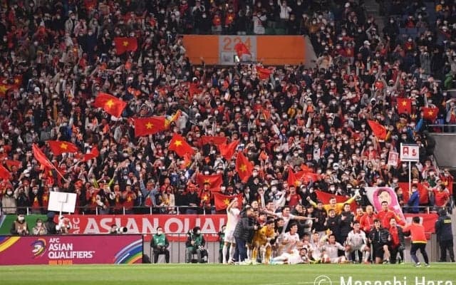 ｢え、声出しOK｣!?日本代表戦でベトナム代表サポーターが｢国歌とチャントを大合唱｣入場者数｢4万4600人｣再三のアナウンスも止まらず…主将・吉田麻也がベトナムサポに向けて取った行動