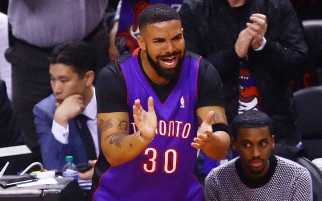 総額1億円以上……ドレイクがNBAカード開封でジョーダンのルーキーカードを引き当てる