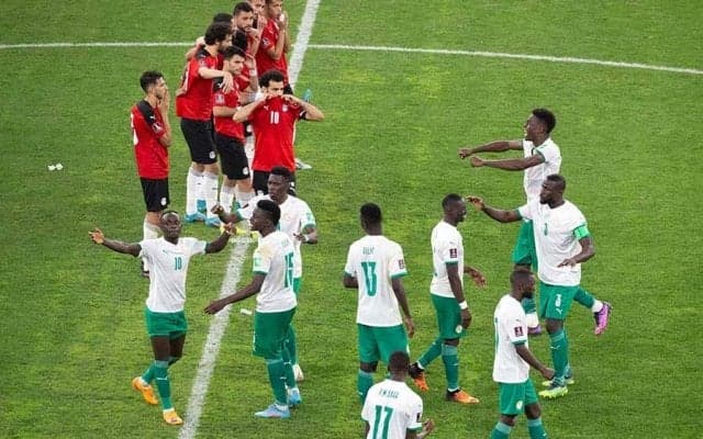 サッカーW杯予選でセネガル観客に非難殺到　おびただしい数のレーザー照射「酷すぎ」