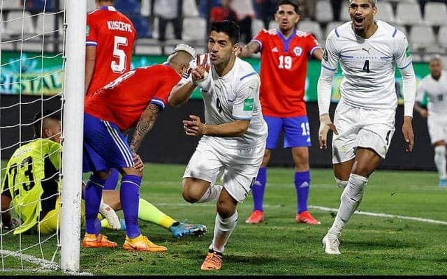 ルイス・スアレスが盟友メッシ抜き南米予選最多得点者に!　チリ戦で圧巻バイシクル弾