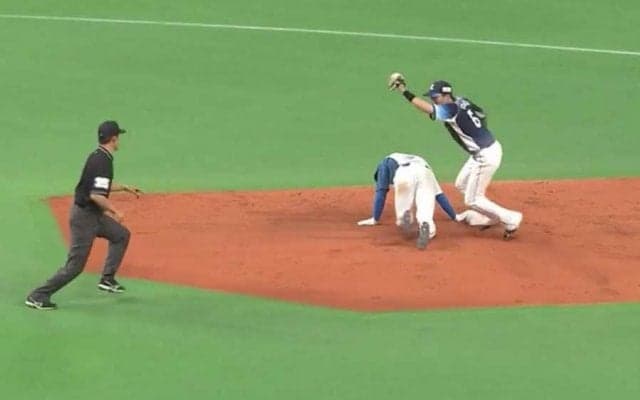 走者は座り込み愕然…激ムズ送球を“神処理”した西武源田は「捕るのうますぎ」