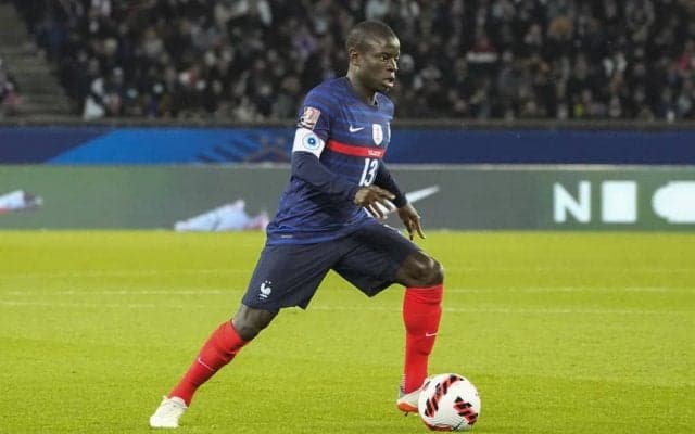 「照れてて可愛い」エンゴロ・カンテがフランス代表チームメイトの「誕生日サプライズ」にどぎまぎ!