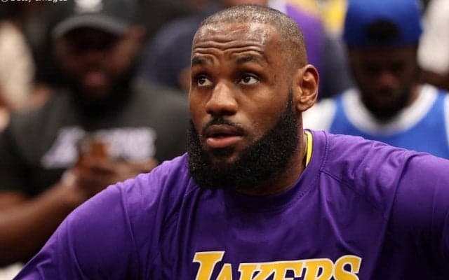 レブロン・ジェームズが左足首のリハビリのため遠征中のチームを離脱してLAへ