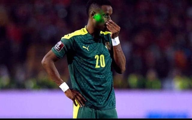 「本当に集中できない」元審判の家本氏が選手への“レーザー問題”に自身の体験交え言及「試合を打ち切る覚悟だった」