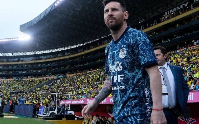 「メッシの表情を見てみなよ」ピッチに侵入しマスク無しで無理矢理写真撮影、反省見せない犯人に批判殺到「相応の処分をすべき」