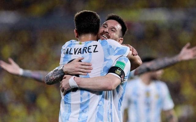 「夢物語」メッシと写真を撮影した少年、10年後にアルゼンチン代表初ゴールを決めピッチで熱い抱擁