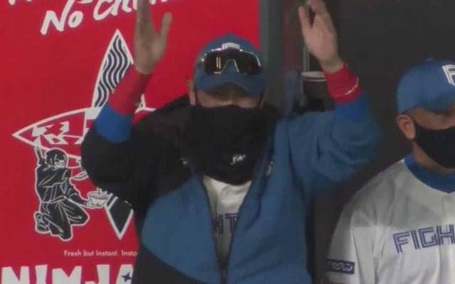 日本ハム新庄監督、開幕6戦目でついに初勝利　ウイニングボール握り万感の表情