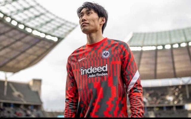 鎌田大地がサッカーとアメフトの二刀流挑戦!? フランクフルトの発表にファン「騙された」