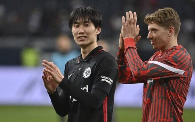 鎌田大地がアメフトに挑戦!?フランクフルトが｢4月1日｣にサッカーとの二刀流挑戦を発表!笑顔でタックルされる｢粋な画像｣