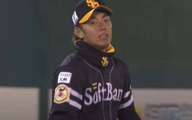 振り向きざまの“超ロング鬼肩”発動　鷹・今宮は「身体能力にモノいわせてる」