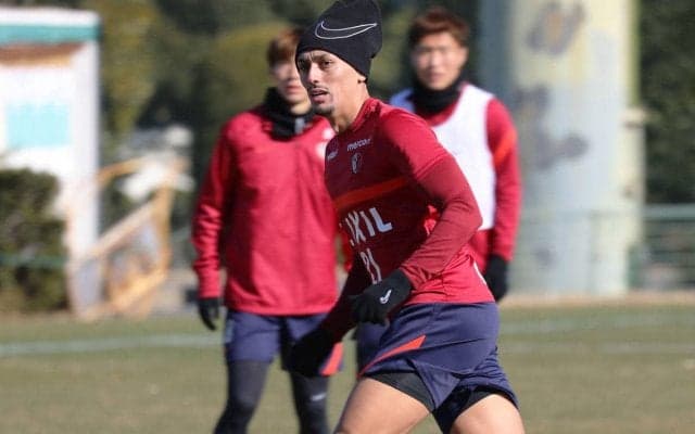 鹿島「非常に深刻に受け止めている」、蹴り上げたペットボトルが高速でスタンドへ…鹿島がディエゴ・ピトゥカの行為を謝罪