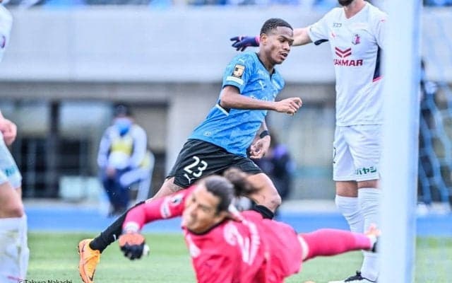 想定外の「45分での4枚替え」「交代直前の小林悠の隣に座り…」鬼木達監督はホワイトボードと格闘したが…【川崎 等々力で衝撃の惨敗(2)】