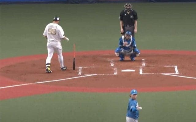 バットが打席で直立不動「あんな綺麗に」　相手打者への“小さな親切”に注目