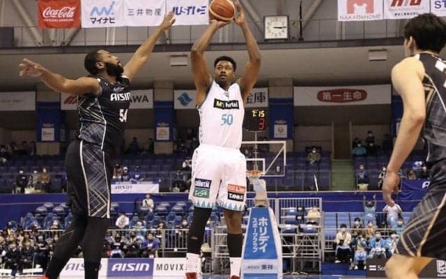 デイヴィッド・サイモンが勝負所で躍動…京都が三河に見事な逆転勝利を飾る