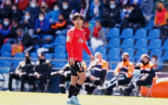 4人同時の「超速イエローカード」!サッカー日本代表・久保建英が出場した試合で主審が「驚異の早業」を披露!「初めて見たかも」と話題に