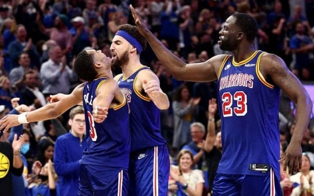 東地区ではシクサーズが5年連続、西地区ではウォリアーズが3年ぶりにプレーオフ進出