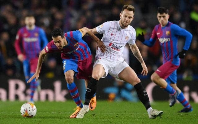 試合後になぜパンツ一丁!? 移籍後初のカンプ・ノウで歓迎受けたラキティッチの姿が話題に