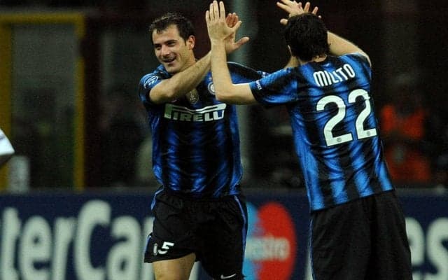 「史上最高のボレー」GKのヘディングを跳ね返す！スタンコビッチの50m級ダイレクトボレーが今なお絶賛「こんなシュートは見たことない」