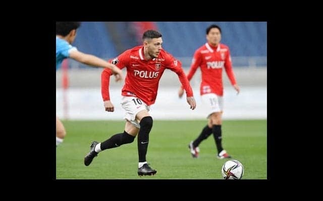 浦和レッズ伝統の「色」が復活。旗手は新加入スウェーデン人ウインガーだ