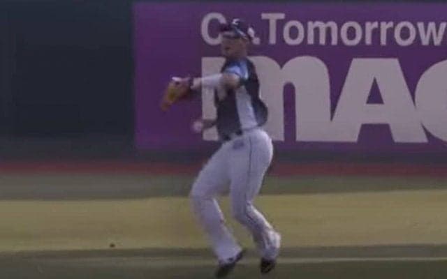 強肩バックホームが「途中で伸びてる」　球場騒然、衝撃レーザーが「えぐい」