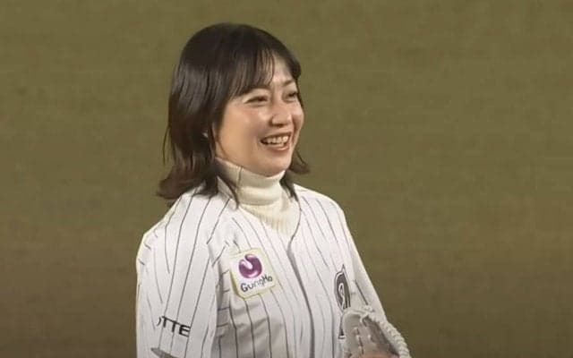 「綺麗で上品なのに剛球」　神対応にも注目…大女優の“豪快1球”が100万再生超え