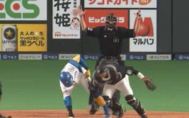 打者と捕手で“転がるボール奪い合い”　気まずい珍場面は「全員正しいことをした」