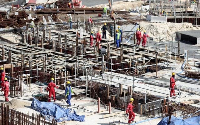 毎日12時間労働、3年休みなしも…カタールW杯の裏での移民労働者の実態が浮き彫りに