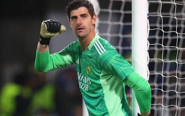 「手長すぎ」「今何センチ飛んだ？」身長2mのGKクルトワのスーパージャンプに驚嘆「ゴール小さくしてない？」