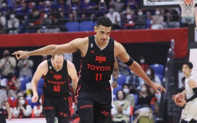 アルバルク東京が4連勝、31本中14本の3Pを沈めて横浜ビー・コルセアーズに勝利