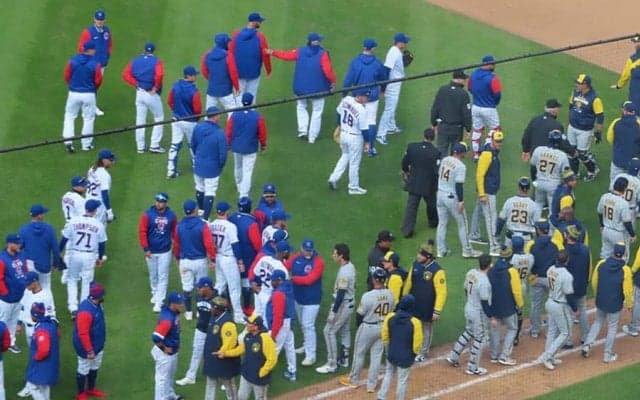 【MLB】鈴木誠也、“乱闘寸前”事態に外野から駆け寄る　死球に一触即発…本拠地が騒然