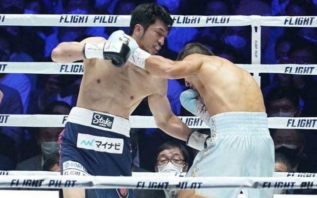 村田諒太の背後で涙ぐんだリングガール2人が話題「めっちゃいい子」「涙も美しかった」