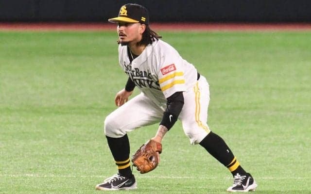 グラウンド横断した“衝撃キャノン”　俊足打者もお手上げの「肩が流石すぎる」