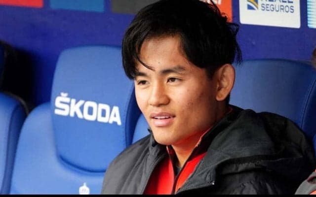 子供たちへのサインで久保建英が神対応！「インクを自分の服で…」