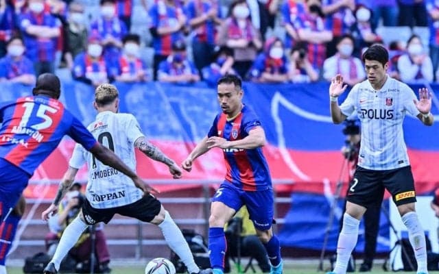 「長友佑都vs酒井宏樹＋ダヴィド・モーベルグ」激突した選手たちの対抗心【FC東京と浦和レッズのスコアレスドローが「激熱」になった理由】(1)