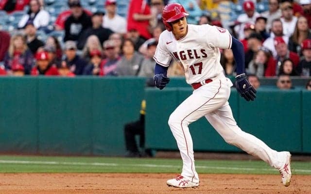 大谷翔平が今季初盗塁！　MLB公式も早速注目、ファン「塁間がめっちゃ短く見える」