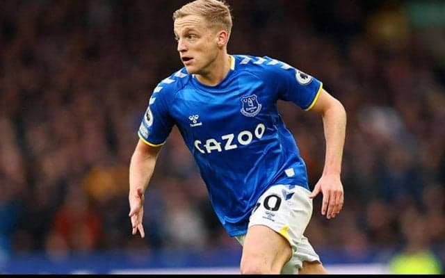 「ロミー、この世界にようこそ」　あのベルカンプ愛娘と交際中のファン・デ・ベークがパパに！