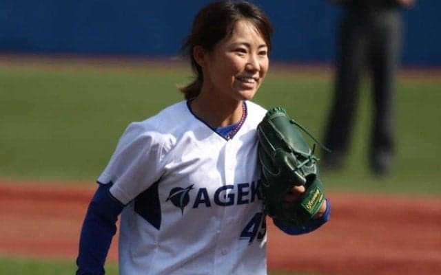 【大学野球】「ナックル姫」が始球式でストライク投球　東都大学リーグで“伝家の宝刀”披露