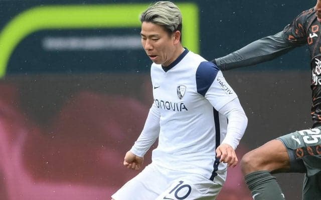 全身デニムにサングラス、浅野拓磨のファッションに「100点だ」