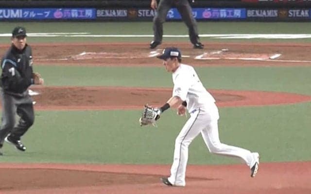 源田の超速“左手だけ送球”が「美しすぎる」　走者も冷や汗「これ以上ないプレー」