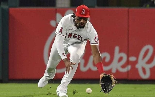 大谷翔平同僚、またやった痛恨エラーに米辛辣「目も当てられない」「先発で使えない」